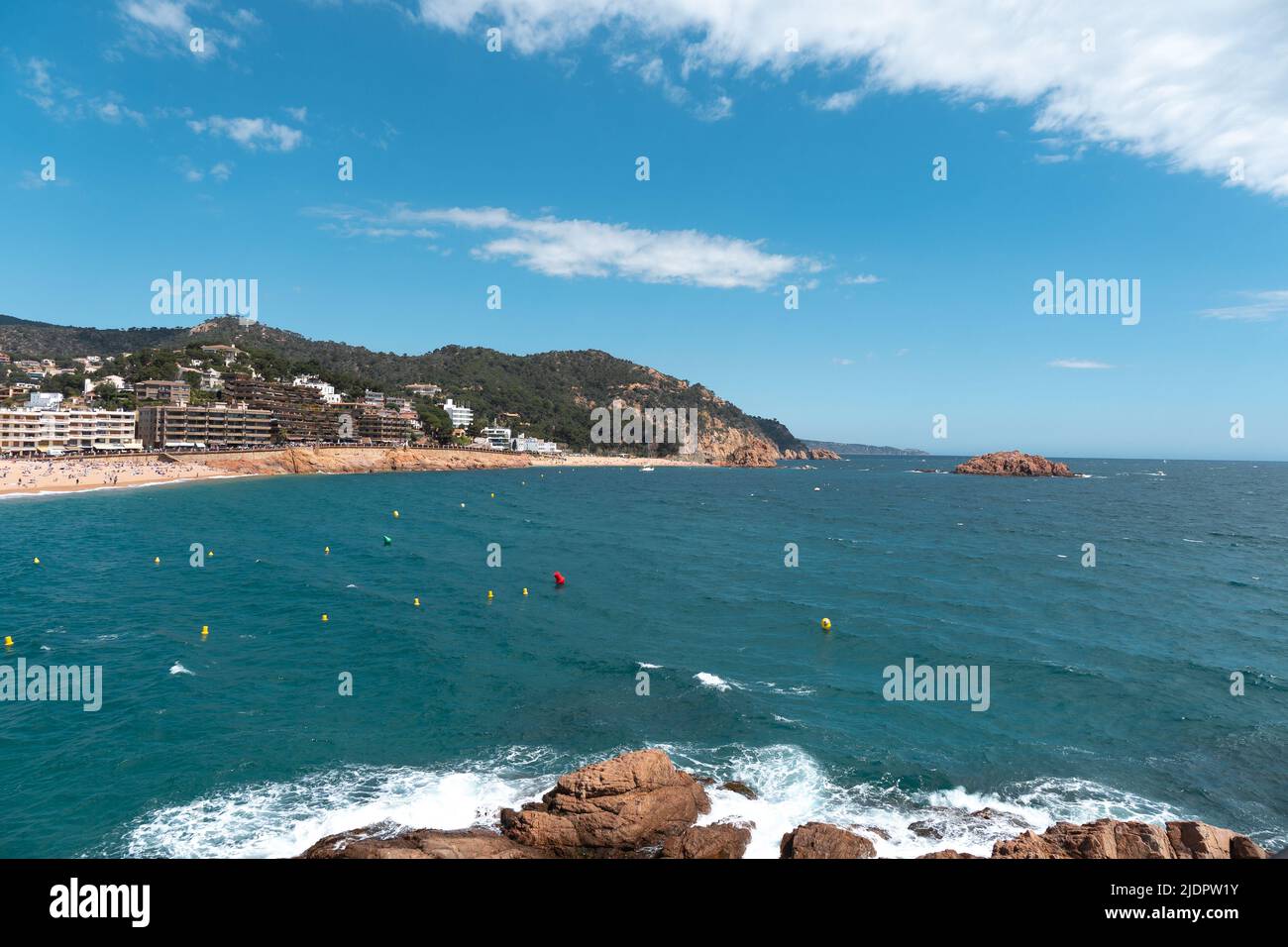 Vista su una spiaggia e colline a Tossa de Mar, Spagna. Costa della Catalogna Foto Stock