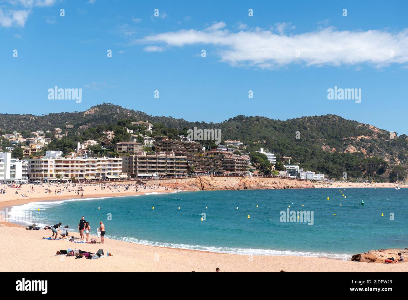 Barcellona, Spagna - 176 Aprile 2022 : Vista su una spiaggia e colline a Tossa de Mar, Spagna. Costa della Catalogna Foto Stock