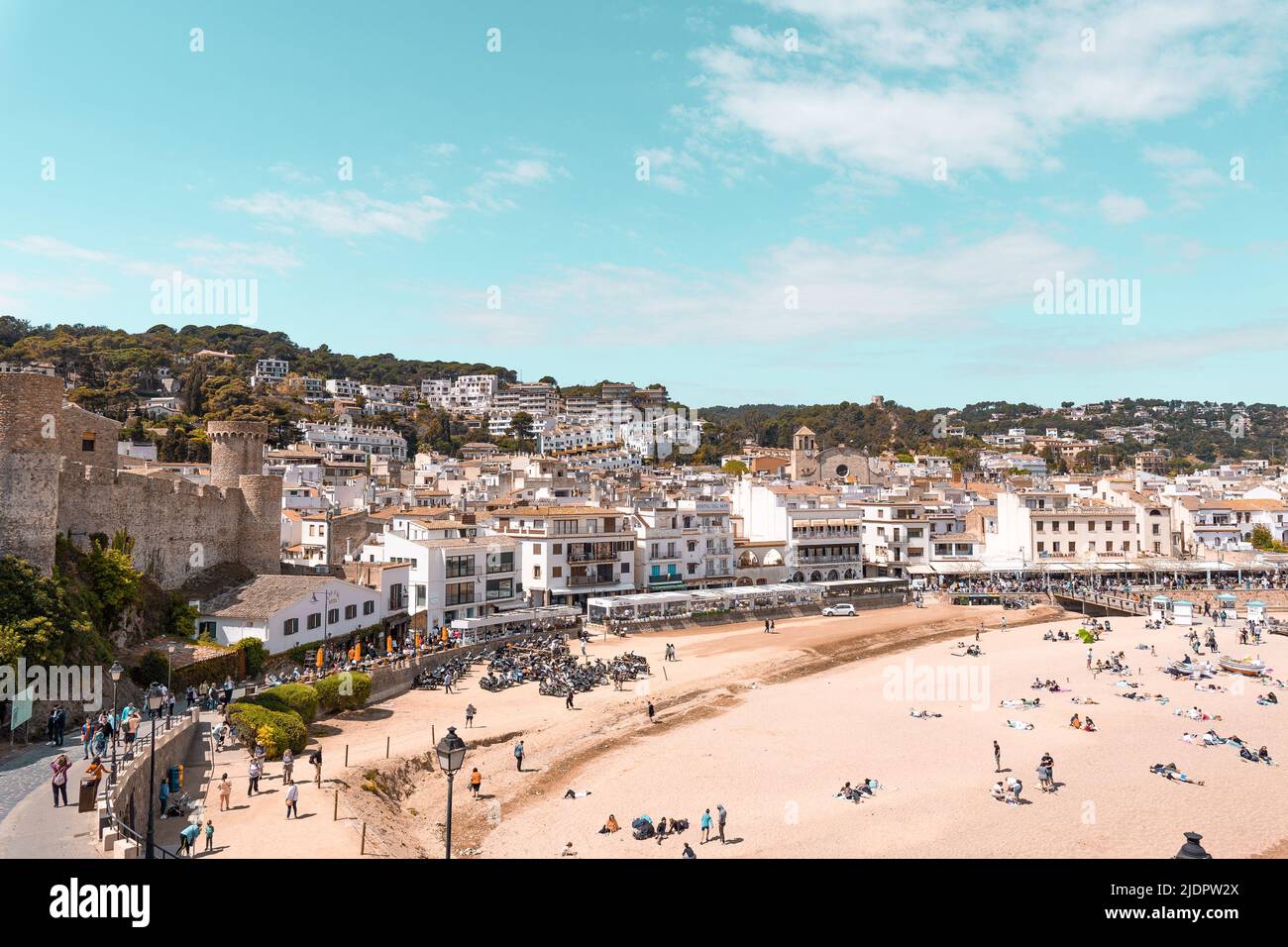 Barcellona, Spagna - 16 Aprile 2022 : Vista su una spiaggia e colline a Tossa de Mar, Spagna. Costa della Catalogna Foto Stock