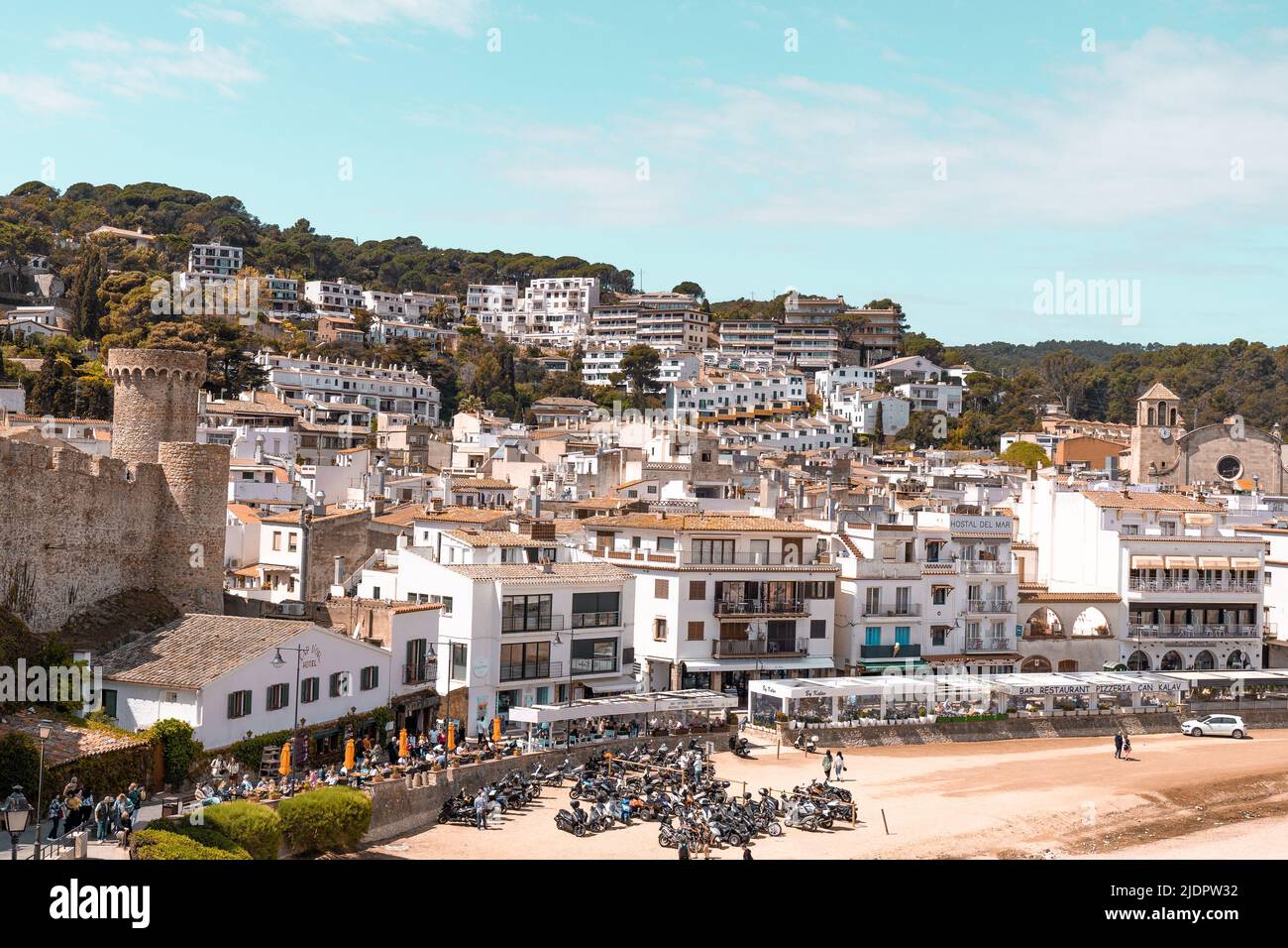 Barcellona, Spagna - 16 Aprile 2022 : Vista su una spiaggia e colline a Tossa de Mar, Spagna. Costa della Catalogna Foto Stock
