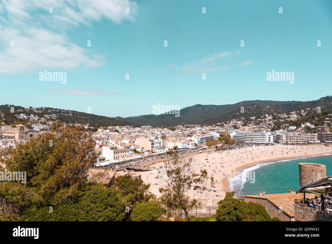 Vista su una spiaggia e colline a Tossa de Mar, Spagna. Costa della Catalogna Foto Stock