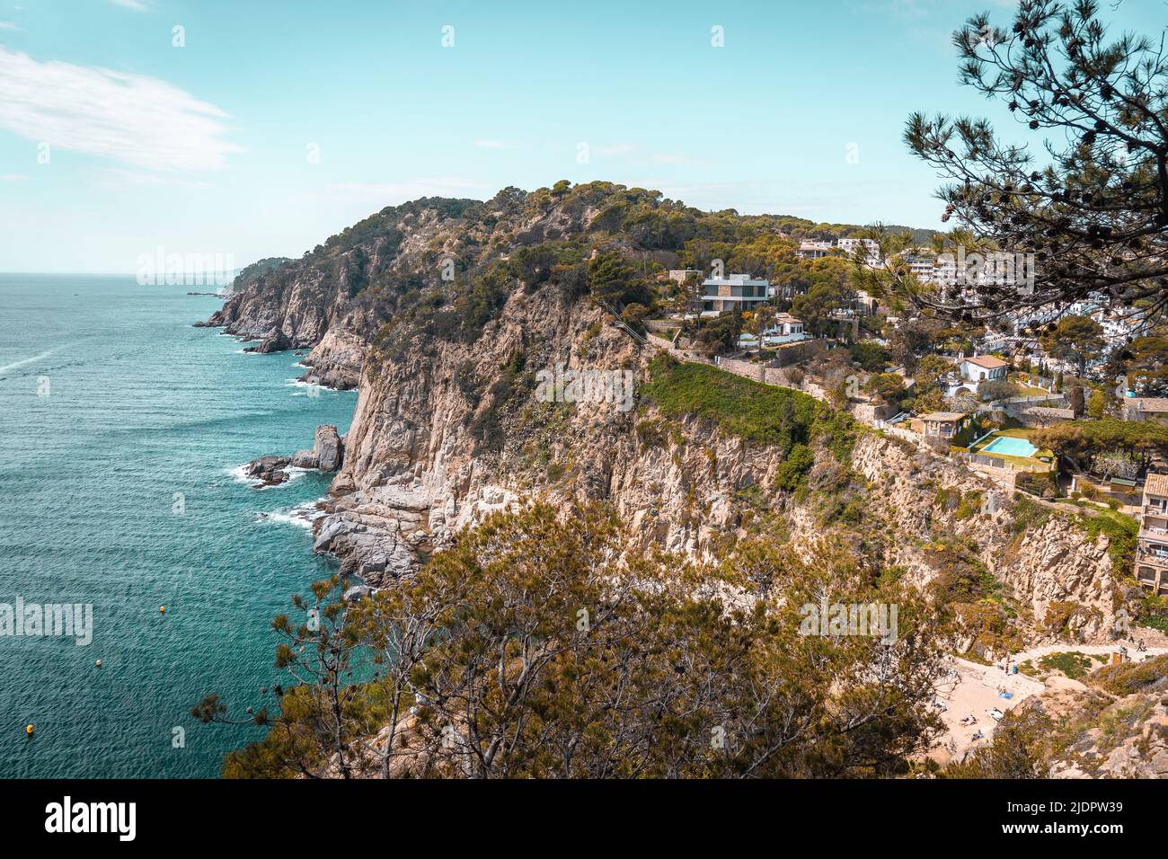 Vista su una spiaggia e colline a Tossa de Mar, Spagna. Costa della Catalogna Foto Stock