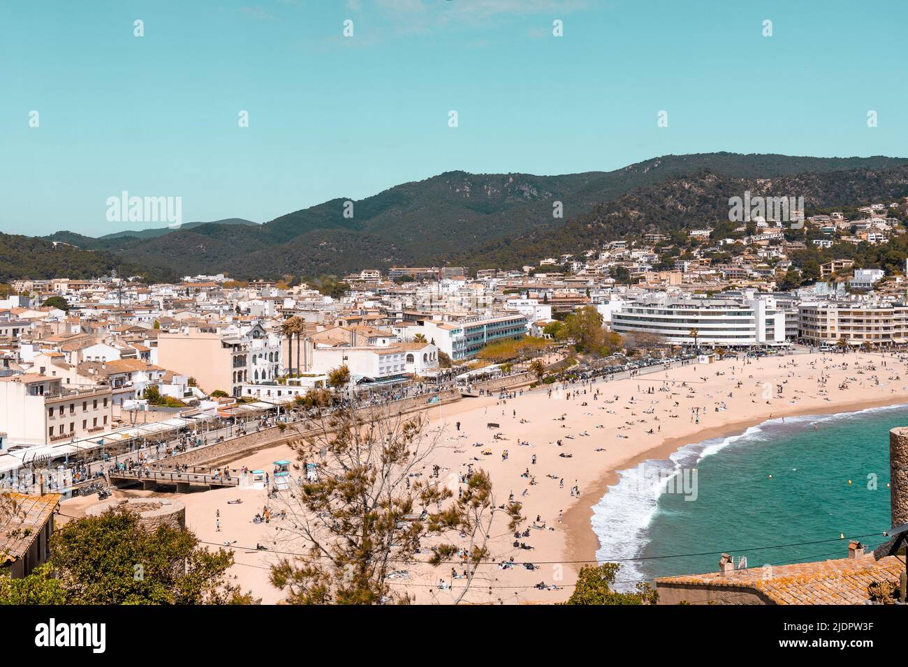 Vista su una spiaggia e colline a Tossa de Mar, Spagna. Costa della Catalogna Foto Stock