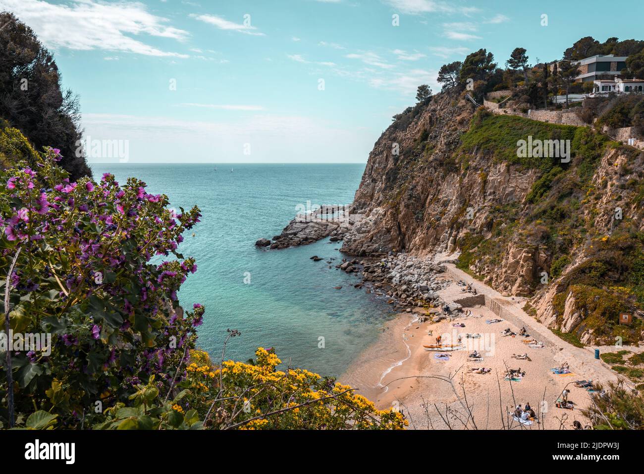 Vista su una spiaggia e colline a Tossa de Mar, Spagna. Costa della Catalogna Foto Stock