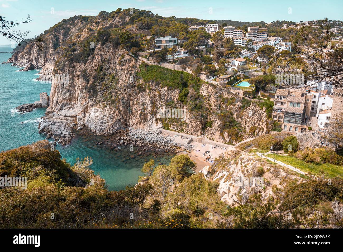 Vista su una spiaggia e colline a Tossa de Mar, Spagna. Costa della Catalogna Foto Stock