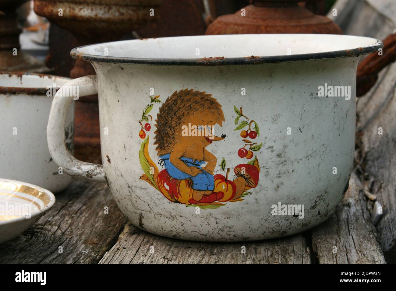 Izborsk, Museo all'aperto, Pskov Oblast, Russia. 7 settembre 2018. Vasino vecchio in scatola bianca martellato con il motivo hedgehog. Vaso da camera vintage Foto Stock