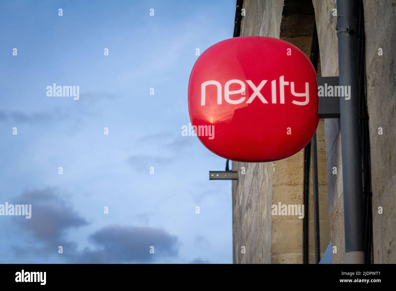 Immagine di un cartello con il logo di Nexity sul loro ufficio locale per Bordeaux, Francia. Nexity è una società francese che si concentra sullo sviluppo immobiliare Foto Stock