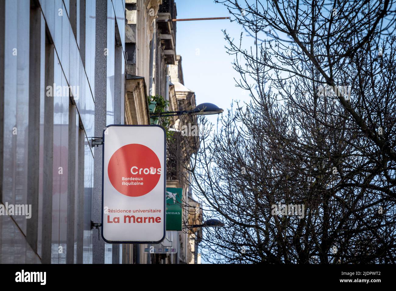 Immagine di un logo crous di fronte a un ristorante per studenti e a una residenza per studenti a Bordeaux, Francia. Nell'istruzione superiore in Francia il Centre régional Foto Stock