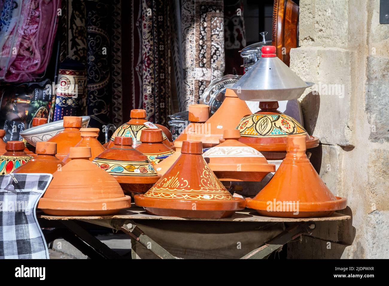 Tajine di ceramica piatti per la vendita in antica medina di Marrakech,  Marocco Foto stock - Alamy