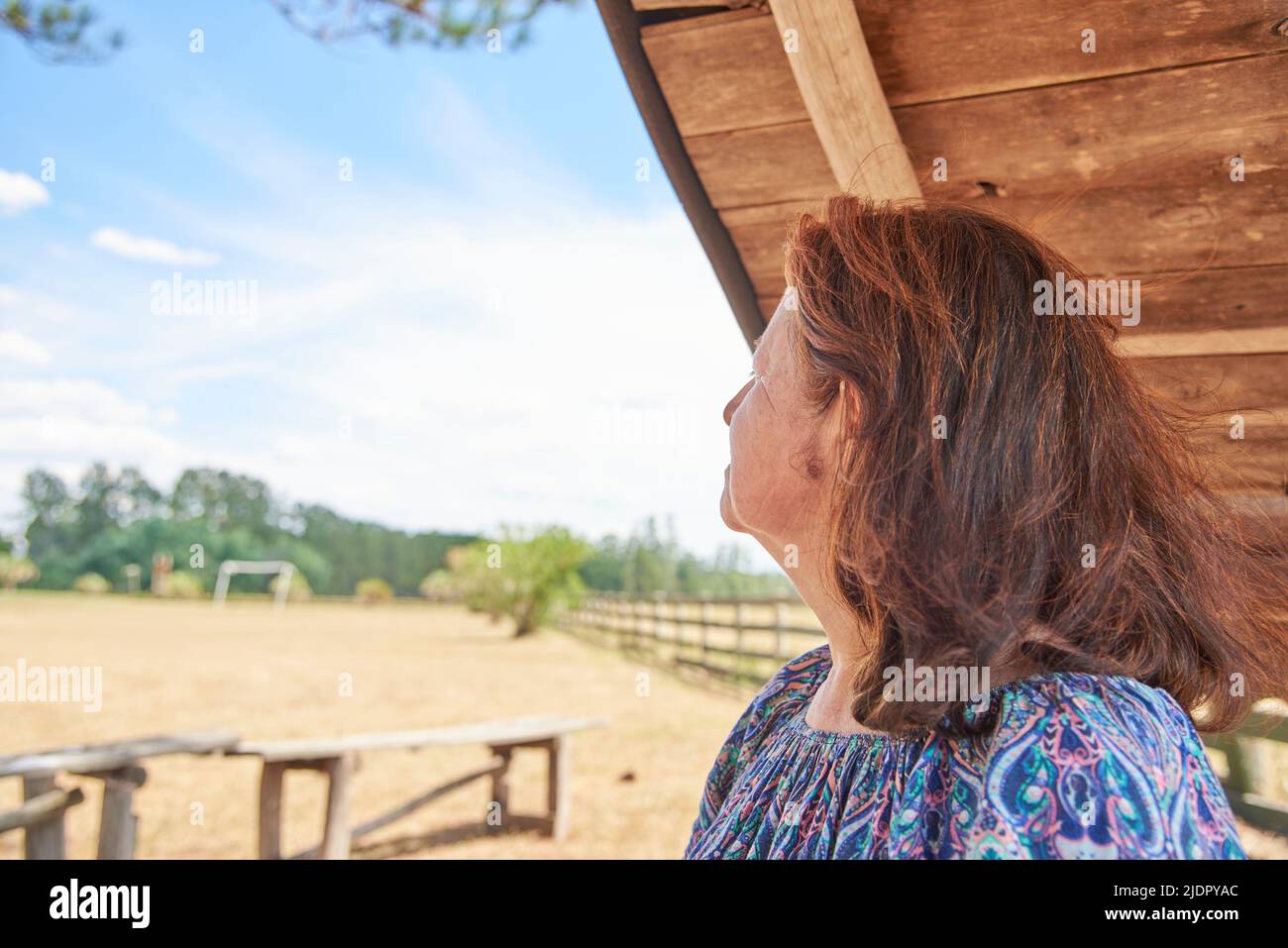 Donna ispanica matura godendo l'aria aperta in vacanza. Concetti: Turismo rurale e vita attiva. Foto Stock