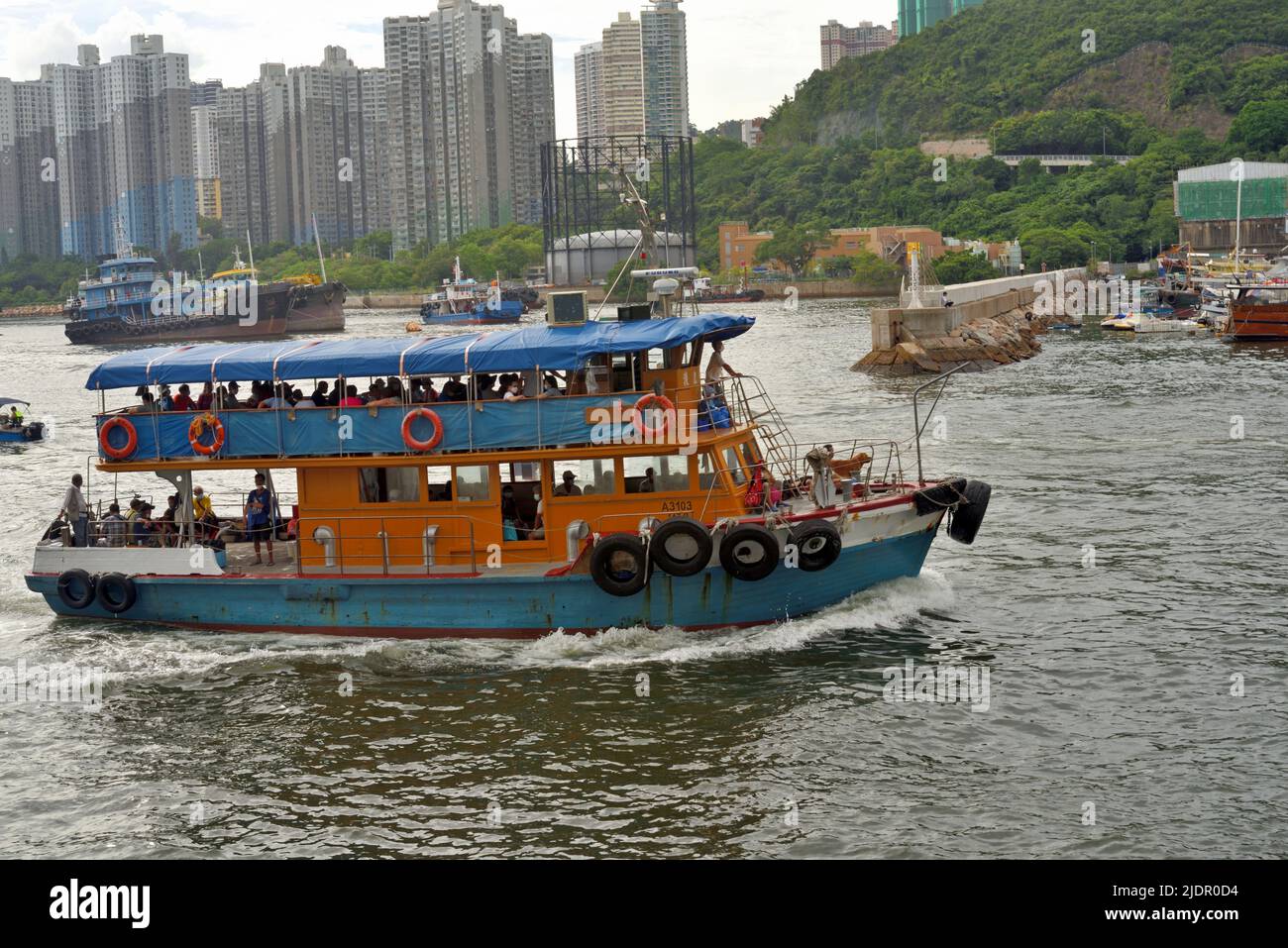Piccolo traghetto passeggeri che entra nel porto di Aberdeen, Hong Kong Foto Stock