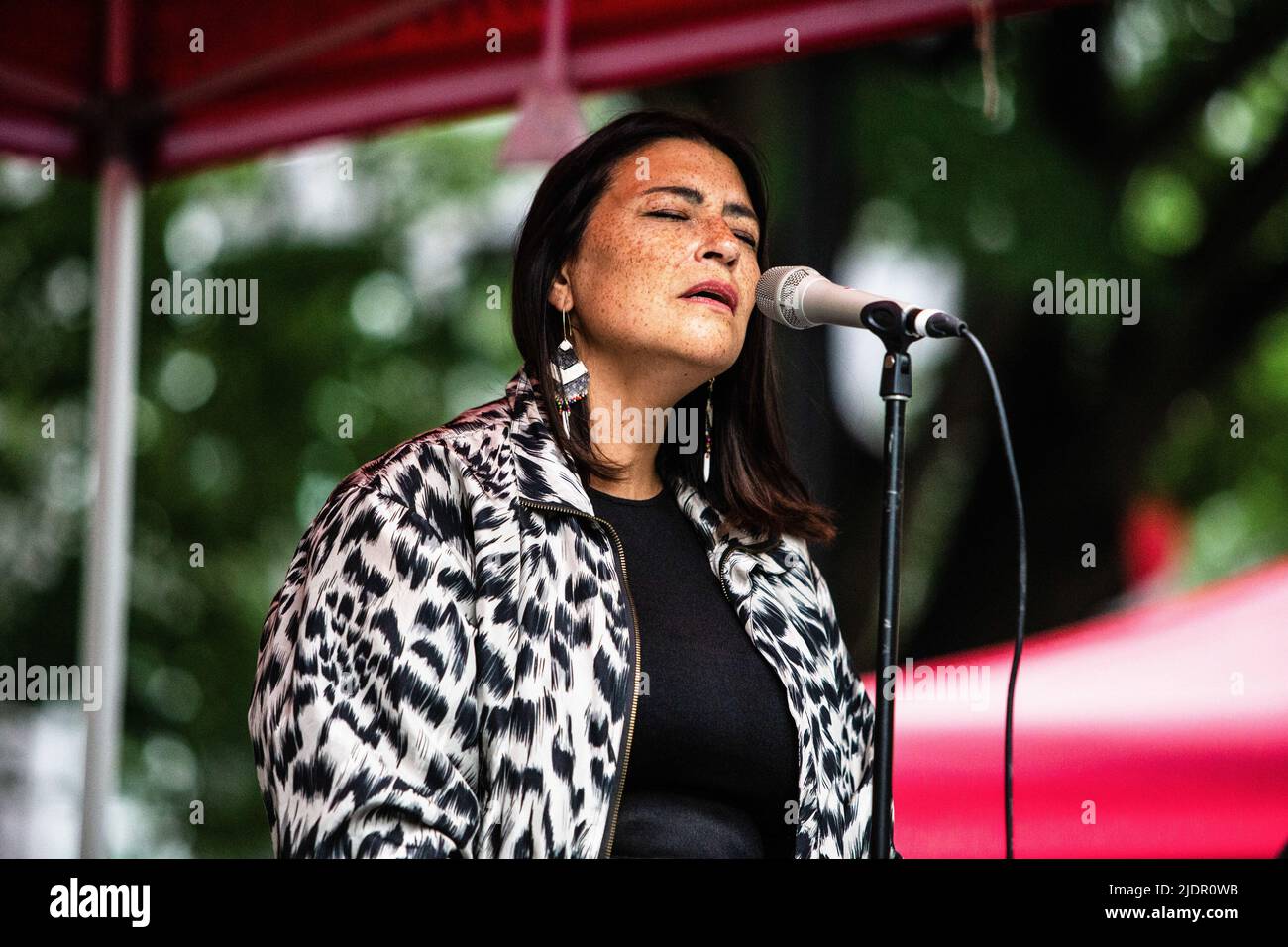 Montreal, Canada. 21st giugno 2022. Elisafie, cantautore canadese dell'Inuk, partecipa al concerto alla celebrazione della Giornata Nazionale dei popoli indigeni. I canadesi hanno celebrato la Giornata Nazionale dei popoli indigeni del 26th. Per festeggiare l'evento, POP Montreal, Resilience Montreal e Native Womenís Shelter di Montreal hanno organizzato un concerto gratuito a Square Cabot per mettere in risalto la cultura indigena, le canzoni e gli artisti. Credit: SOPA Images Limited/Alamy Live News Foto Stock