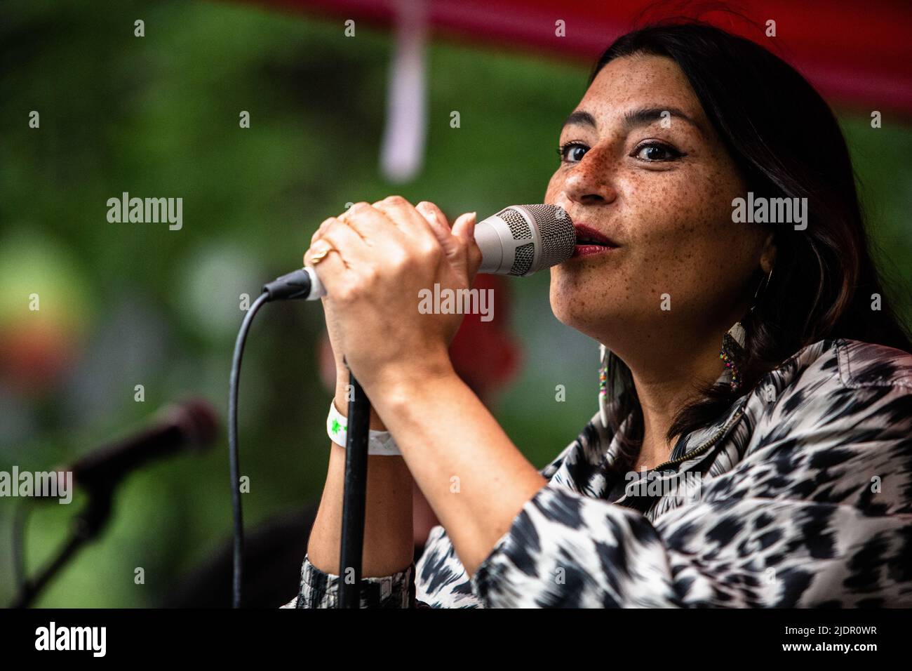 Montreal, Canada. 21st giugno 2022. Elisafie, cantautore canadese dell'Inuk, partecipa al concerto alla celebrazione della Giornata Nazionale dei popoli indigeni. I canadesi hanno celebrato la Giornata Nazionale dei popoli indigeni del 26th. Per festeggiare l'evento, POP Montreal, Resilience Montreal e Native Womenís Shelter di Montreal hanno organizzato un concerto gratuito a Square Cabot per mettere in risalto la cultura indigena, le canzoni e gli artisti. Credit: SOPA Images Limited/Alamy Live News Foto Stock