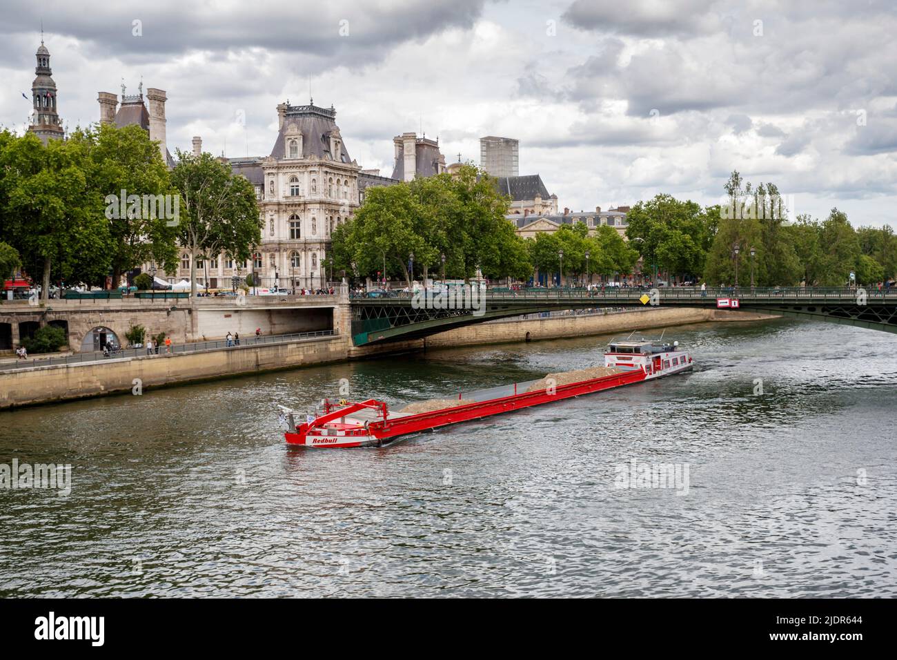 Una chiatta sul fiume Senna con il municipio in background a Parigi, Francia, mercoledì 25 maggio 2022.Photo: David Rowland / One-Image.com Foto Stock