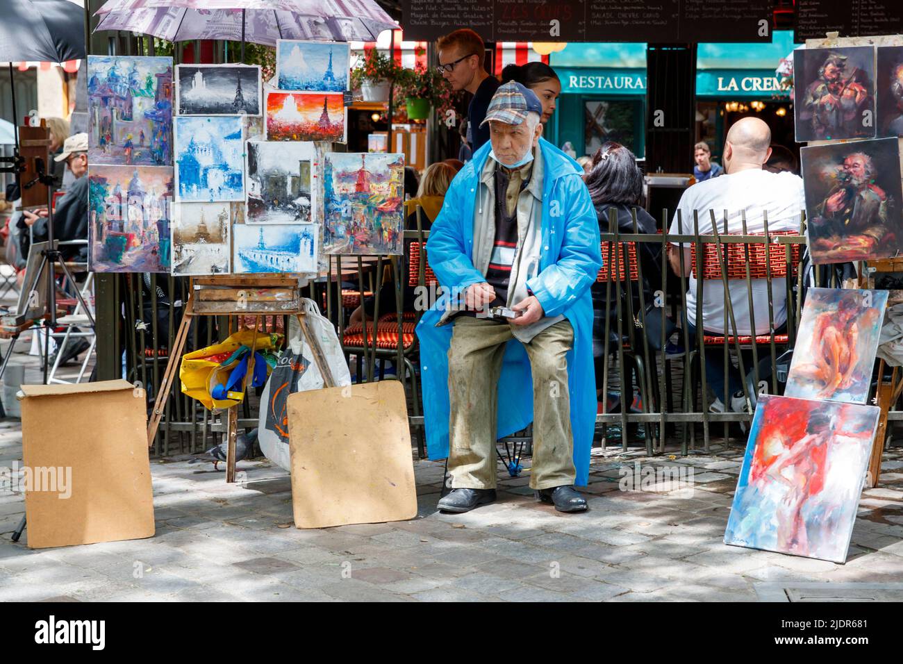 Place Jean Marais, Montmartre, Parigi, Francia, giovedì, Maggio 26, 2022.Photo: David Rowland / One-Image.com Foto Stock