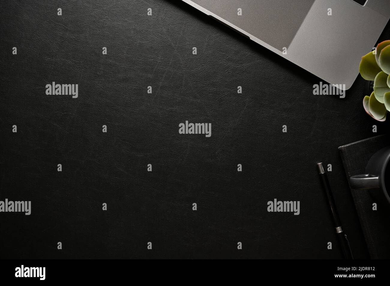 Moderna scrivania da ufficio nera con notebook, arredamento, accessori e spazio per la copia per visualizzare il testo. Vista dall'alto, disposizione piatta Foto Stock