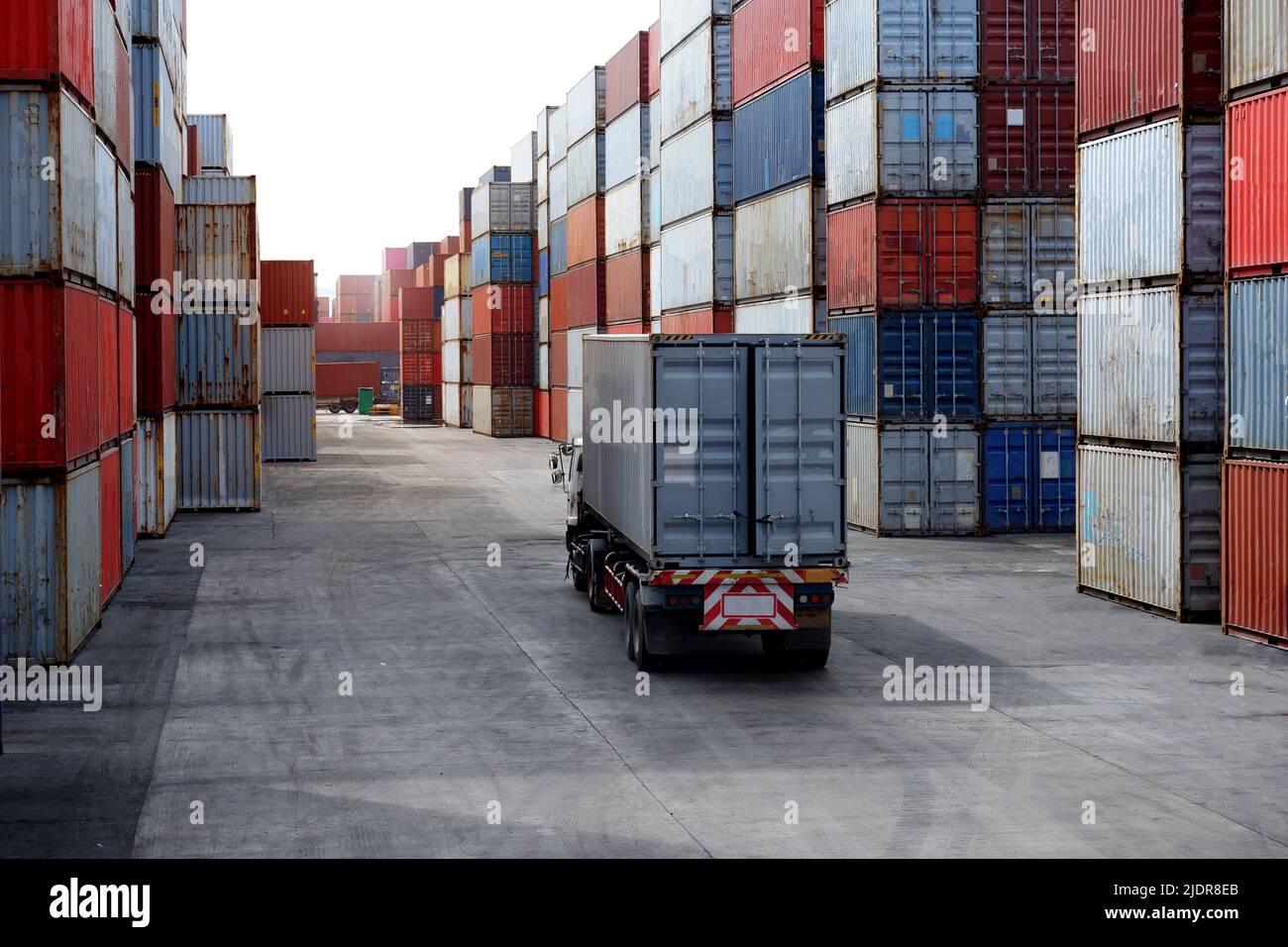 Autocarri da carico in deposito container Foto Stock