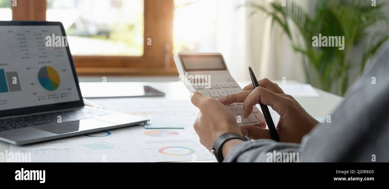 Contabile a mano con calcolatrice calcolo fattura, imposta, numeri, contabilità finanziaria concetto contabile Foto Stock