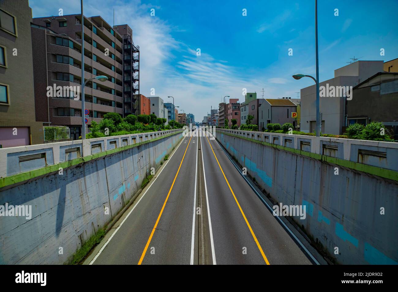 Una strada urbana vuota a Tokyo grandshot Foto Stock