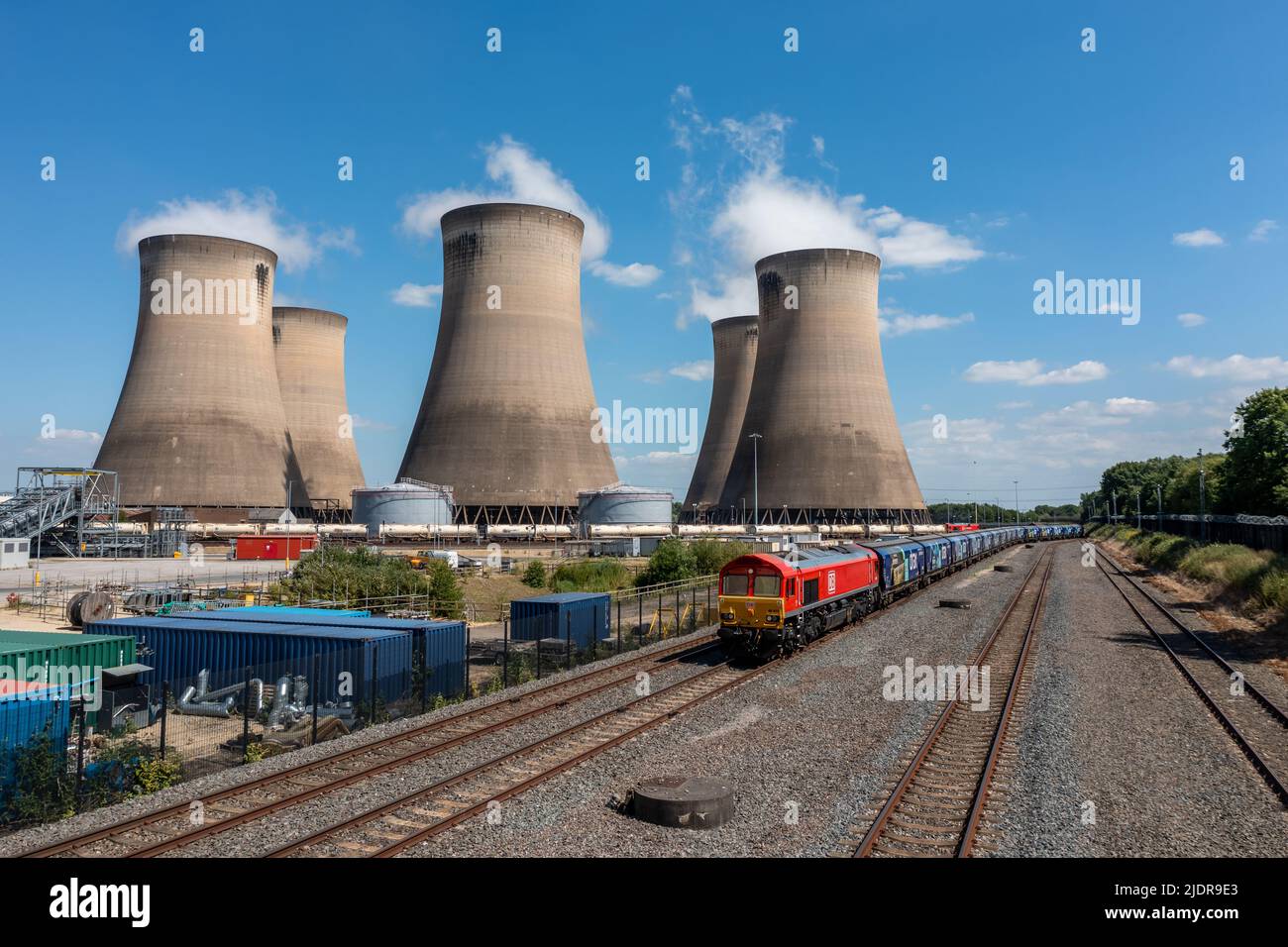 Vista aerea di un treno merci e di vagoni che trasportano combustibile da biomassa rinnovabile invece del carbone alla centrale elettrica di Drax per ridurre l'impronta di carbonio Foto Stock