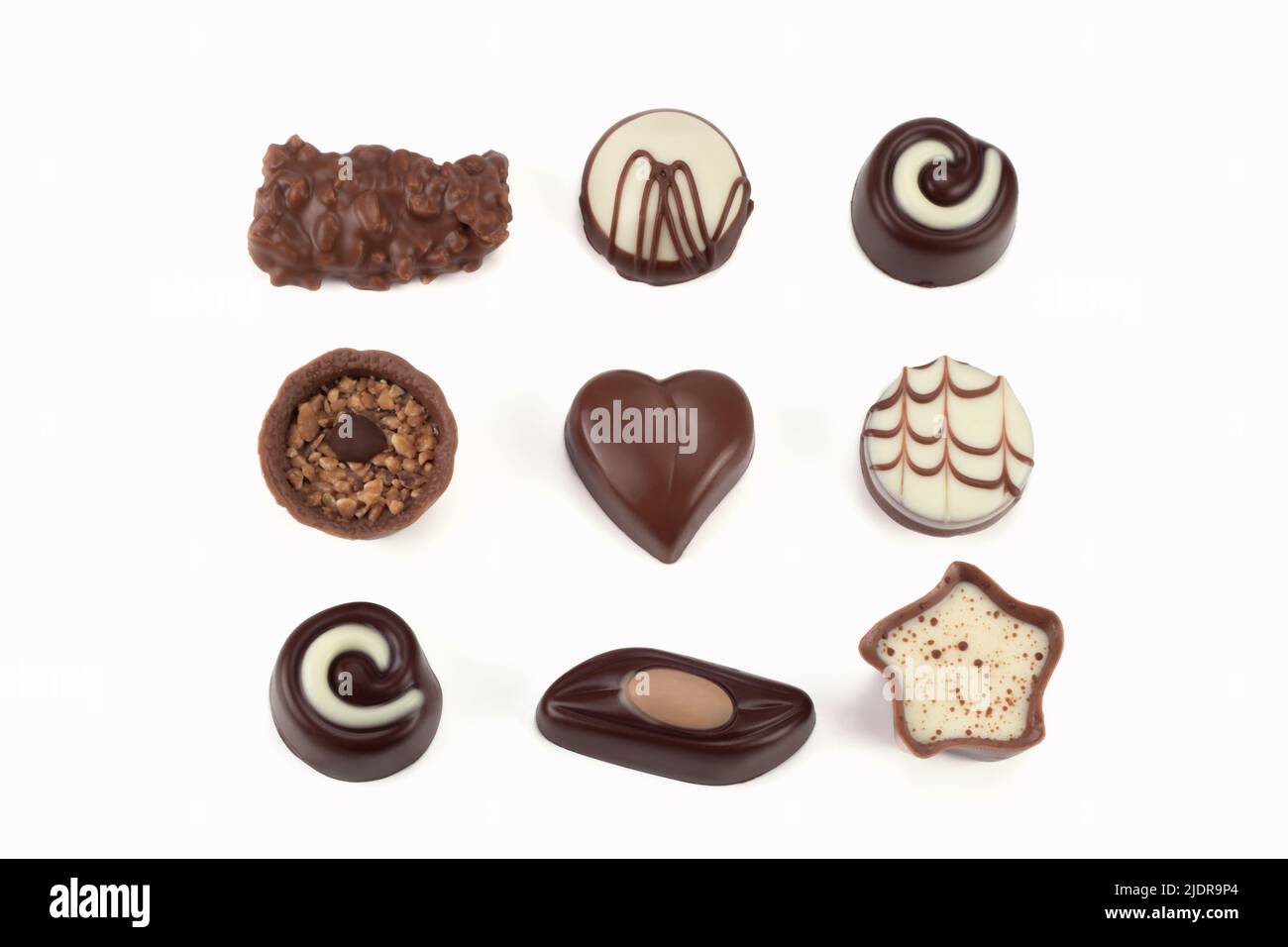 Caramelle al cioccolato isolate su sfondo luminoso. Vista dall'alto. Foto Stock