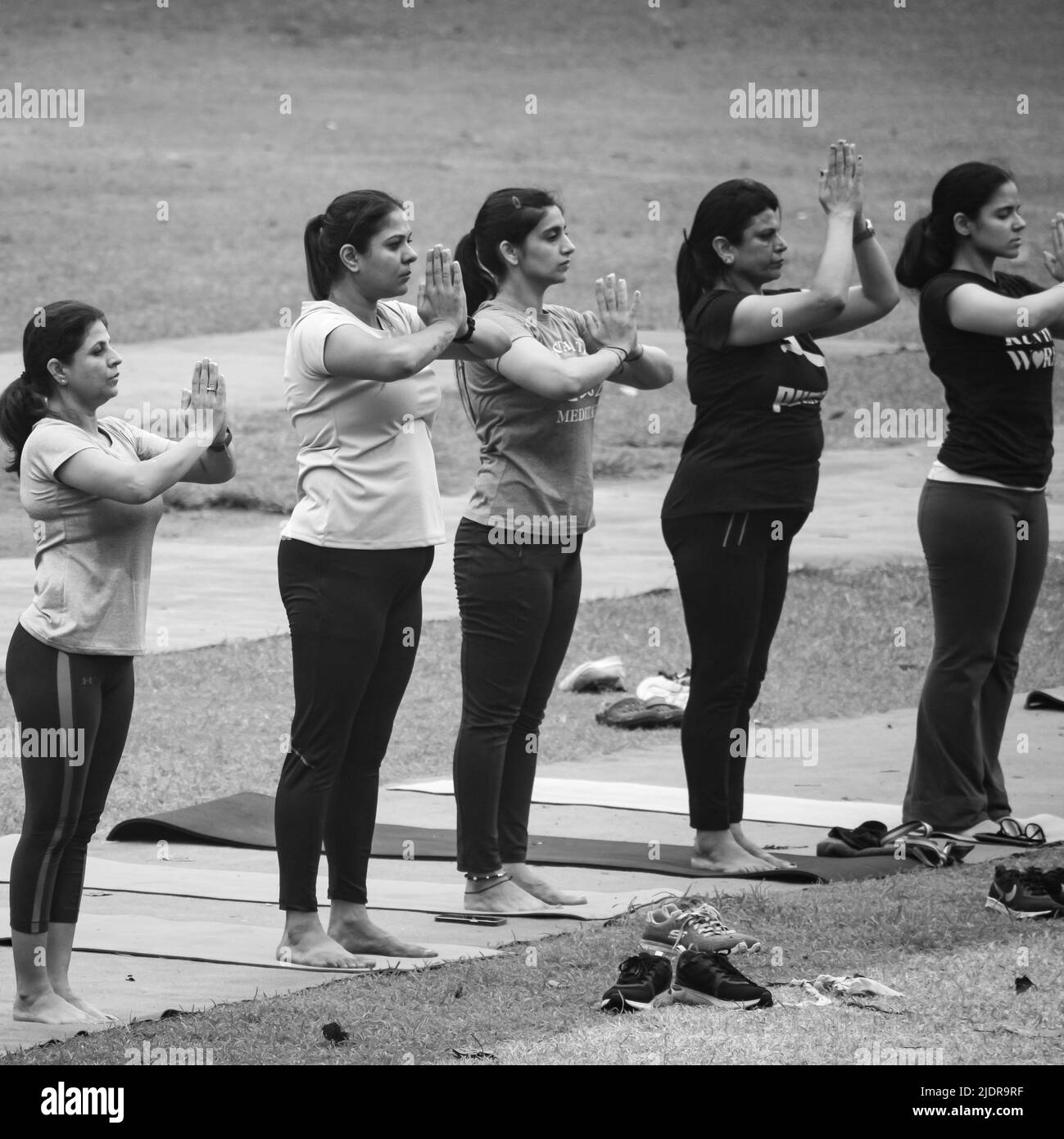 Delhi, India, Giugno 18 2022 - Classe di esercitazione di Yoga di gruppo Surya Namashkar per la gente di età differente nel giardino di Lodhi. Giornata Internazionale dello Yoga, Grande gruppo Foto Stock