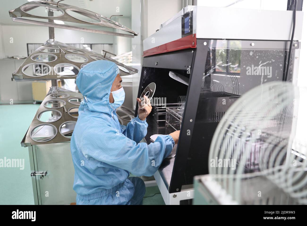 RUGAO, CINA - 23 GIUGNO 2022 - i lavoratori testano una lente telescopica astronomica presso l'officina di rivestimento della lente di Nantong Smitsen Photoelectric Technology Co Foto Stock