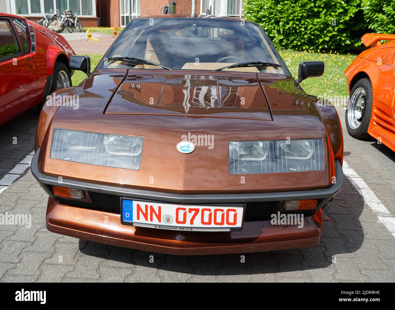 Papenburg, Germania - Giugno 17 2022 Giornata d'incontro del club alpino Renault. Un Alpine marrone metallico A310 Foto Stock