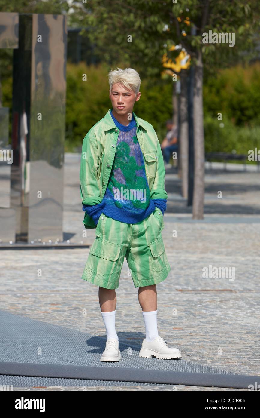 MILANO, ITALIA - 18 GIUGNO 2022: Uomo con maglietta verde e gialla e pantaloncini prima della sfilata di moda MSGM, Milano Fashion Week Street Style Foto Stock