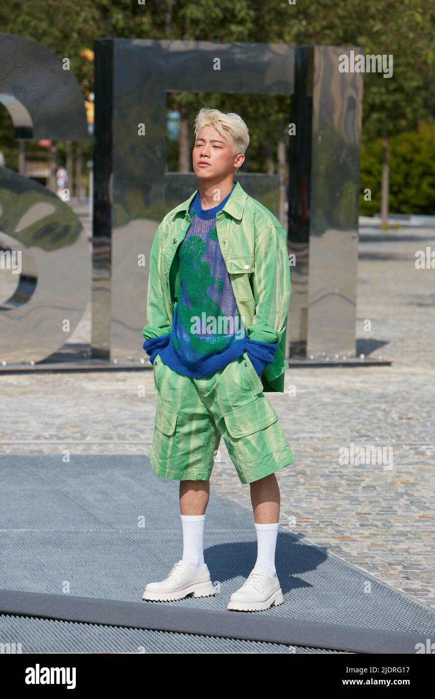 MILANO, ITALIA - 18 GIUGNO 2022: Uomo con maglietta verde e gialla e pantaloncini prima della sfilata di moda MSGM, Milano Fashion Week Street Style Foto Stock