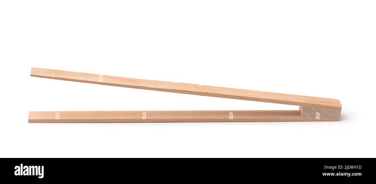 Vista laterale delle pinze in legno da cucina isolate su bianco Foto Stock