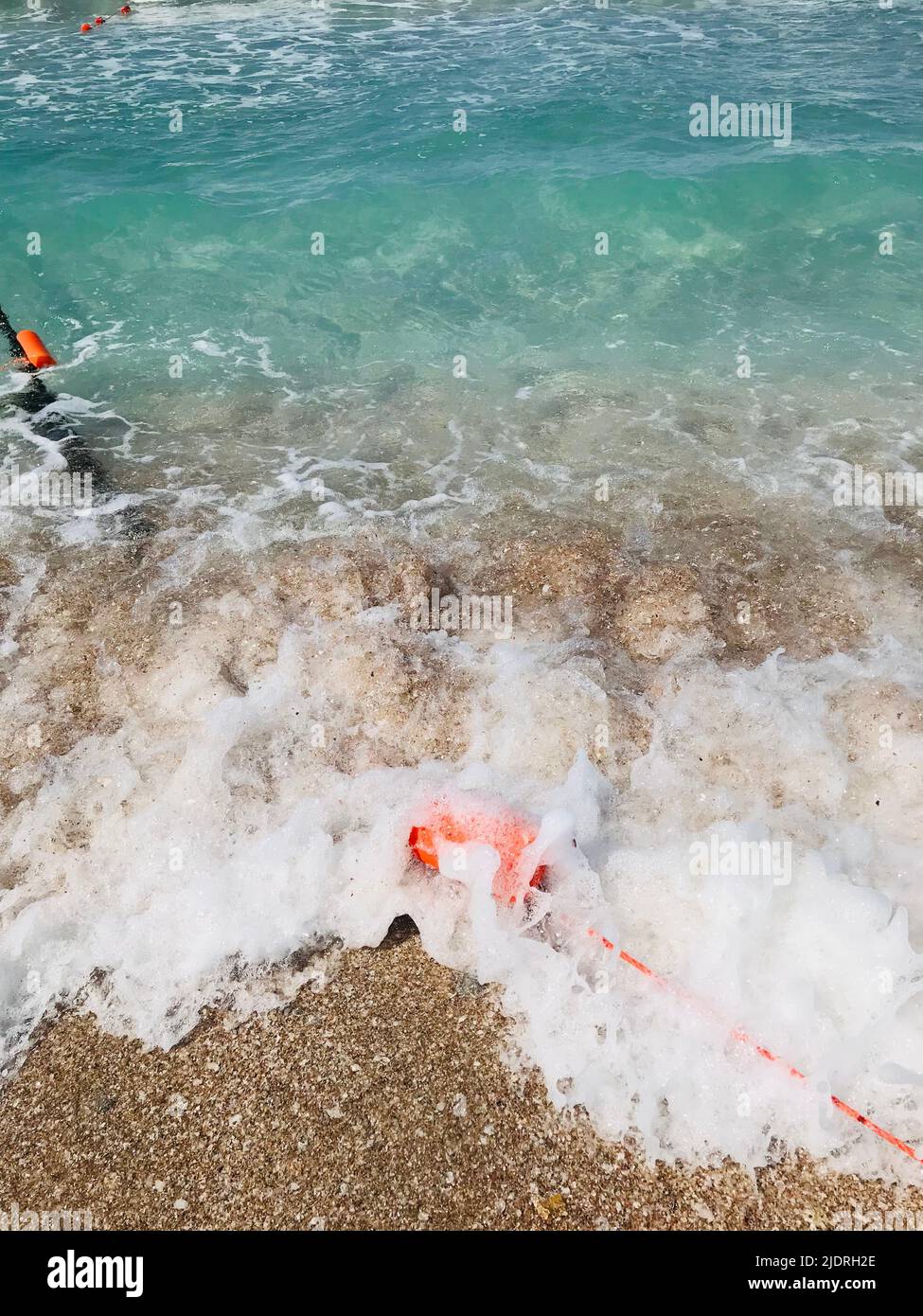 Sfondo mare spiaggia. Boe in schiuma di mare. Spiagge sabbiose per nuotare e rilassarsi. Gradienti naturali. Foto Stock