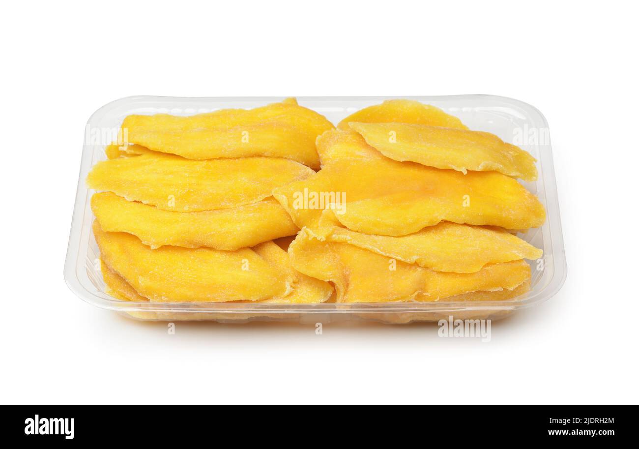 Vista frontale di fette di mango essiccate in vassoio di imballaggio monouso in plastica isolato su bianco Foto Stock