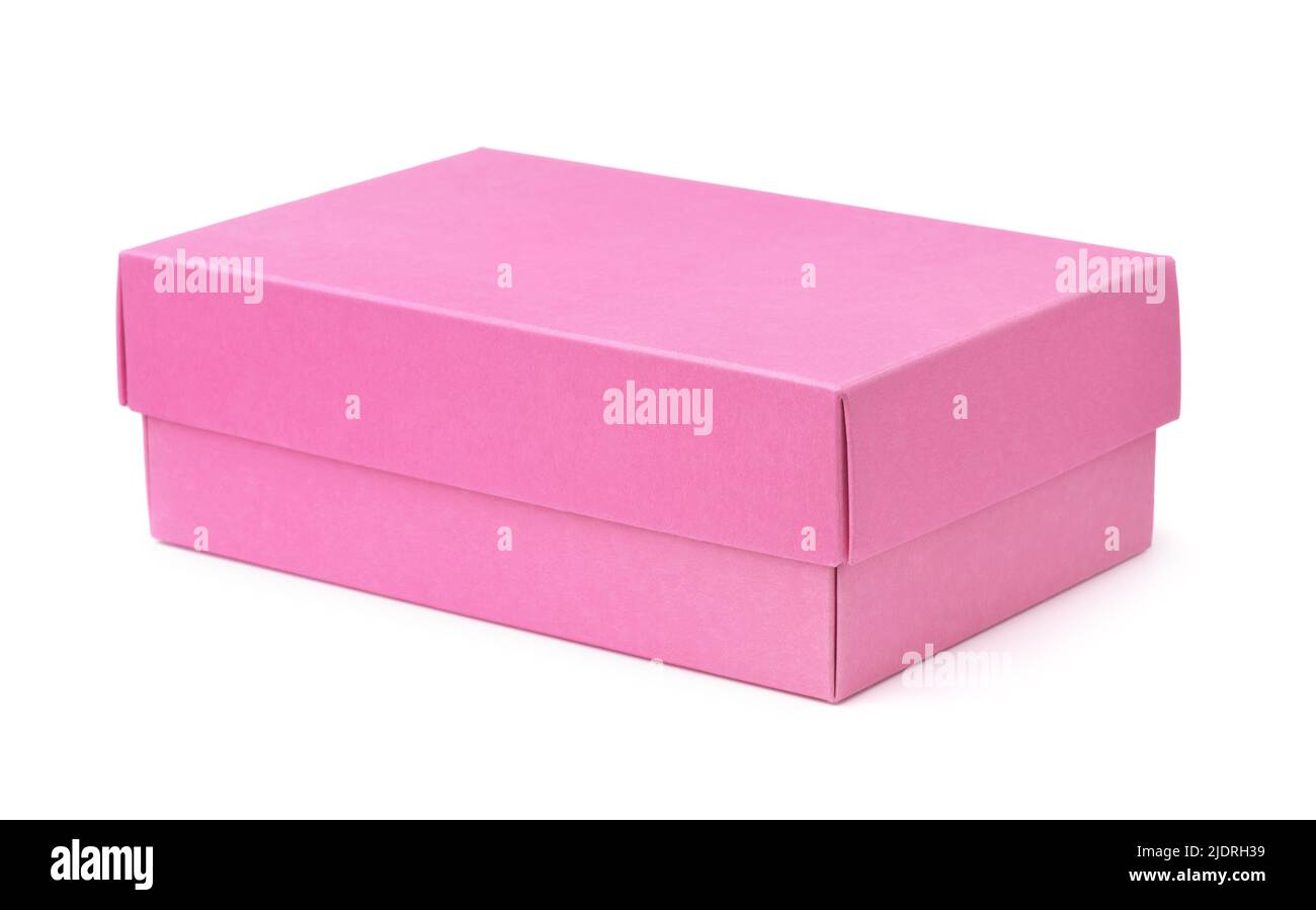Scatola di cartone rosa vuota chiusa isolata su bianco Foto Stock