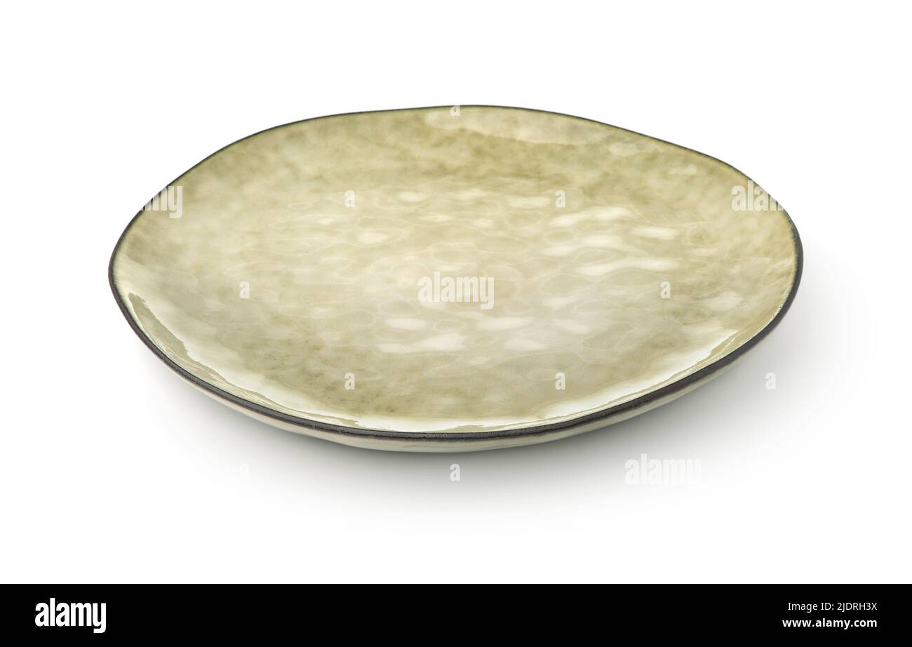 Vuoto ruvido piatto di ceramica artigianale di tendenza isolato su bianco Foto Stock