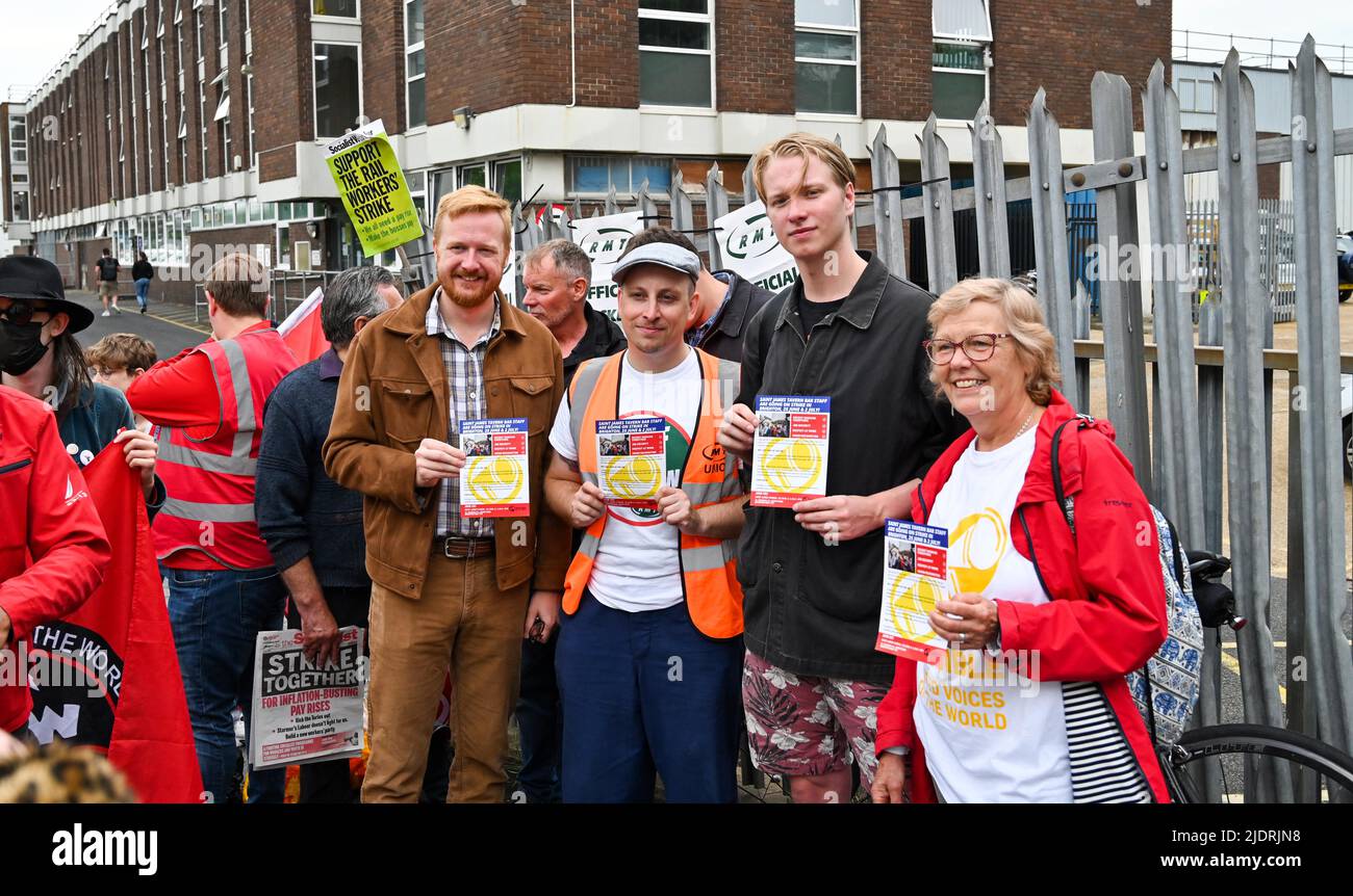 Brighton UK 23rd Giugno 2022 - Lloyd Russell-Moyle (centro a sinistra) il MP laburista di Brighton Kemptown visita i membri del sindacato ACORN a sostegno dello sciopero ferroviario RMT al di fuori di un deposito ferroviario di Brighton oggi . ACORN è un'organizzazione di massa e una rete di persone a basso reddito che si organizzano per un affare più giusto per le nostre comunità: Credit Simon Dack / Alamy Live News Foto Stock