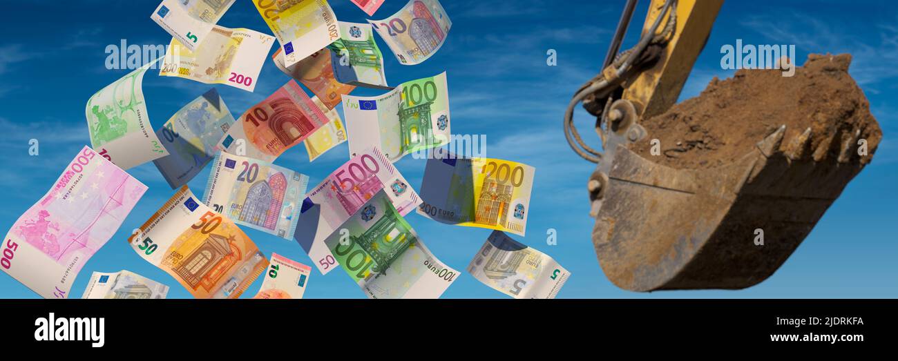Costi di costruzione - banconote in euro in caduta con pala da escavatore e cielo blu sullo sfondo Foto Stock