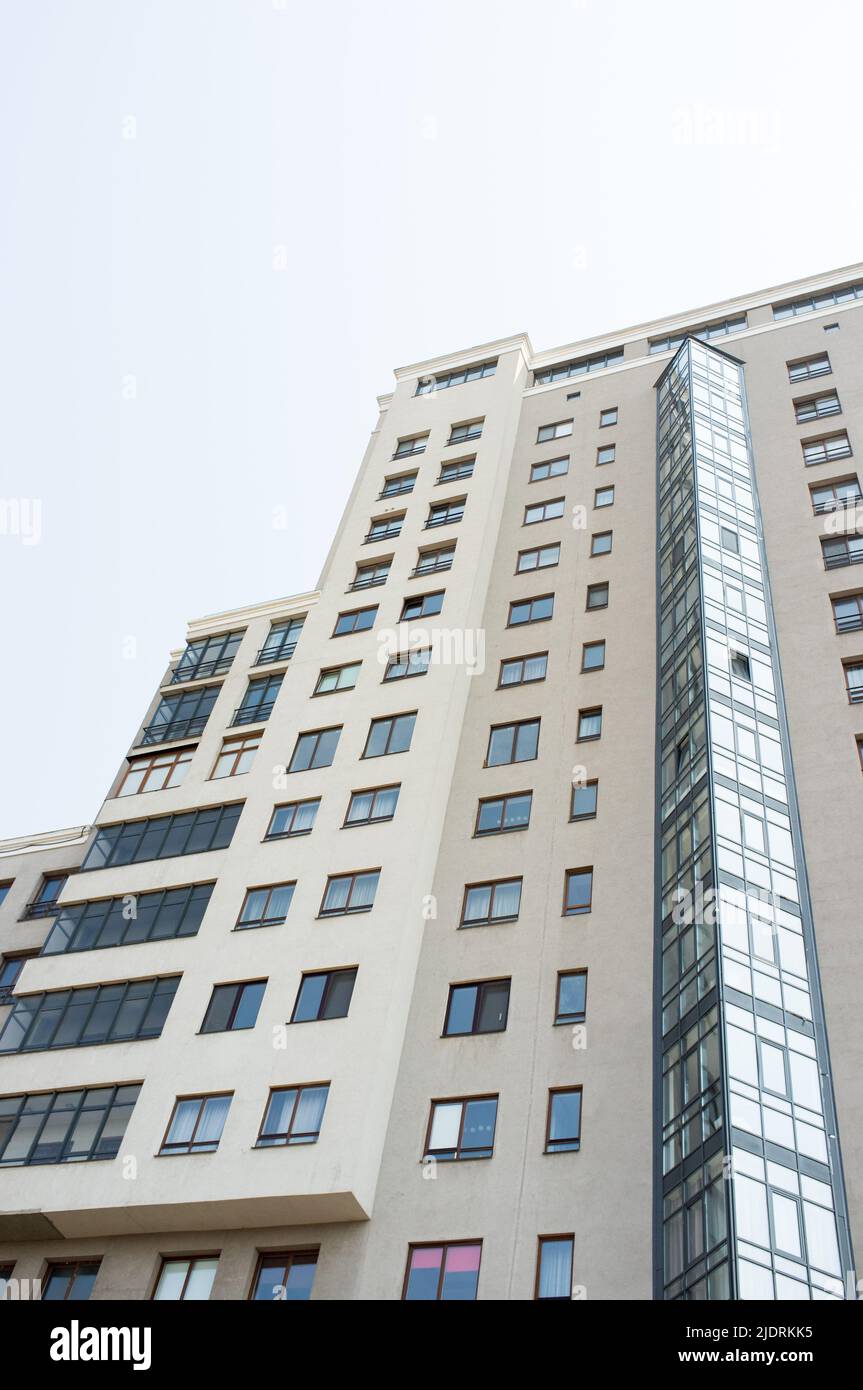 Edificio residenziale ad appartamenti a più piani Foto Stock