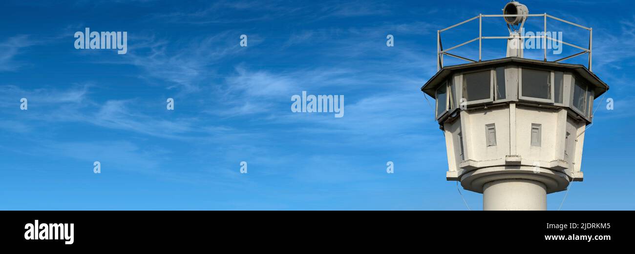 Banner torre di avvistamento con cielo nuvoloso sullo sfondo Foto Stock