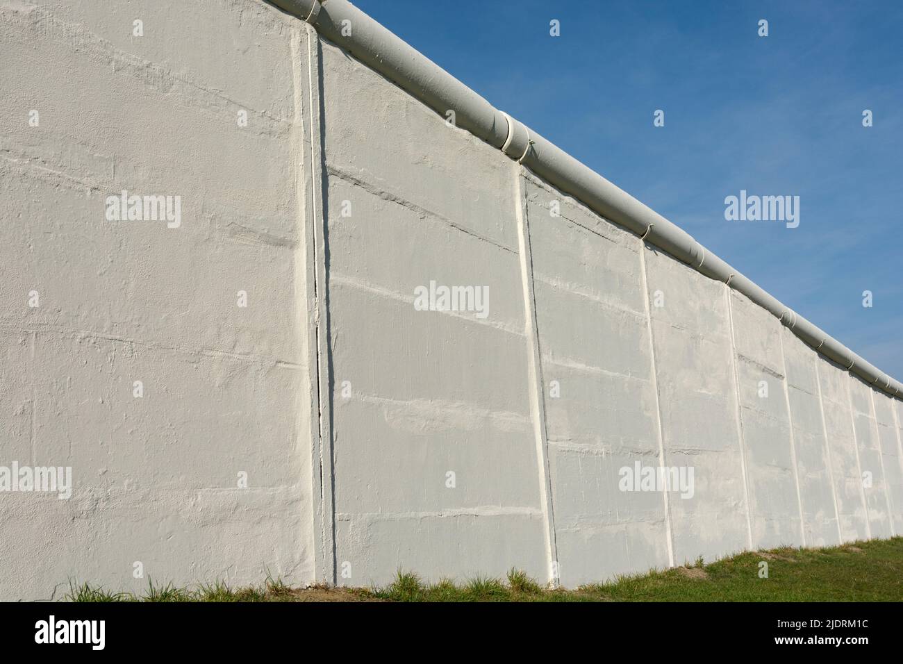 Un muro di confine con il cielo sullo sfondo Foto Stock