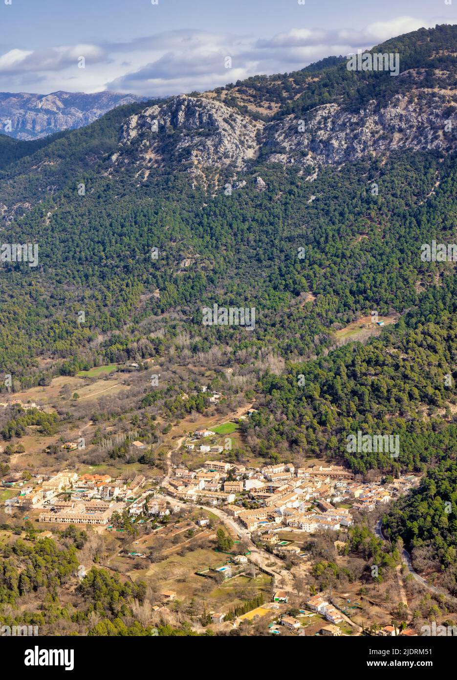 Il villaggio di Arroyo Frio visto dal punto di osservazione di Puerto de las Palomas. Sierras de Cazorla, Parco Naturale Segura y Las Villas, Provincia Jaen, Andalusi Foto Stock