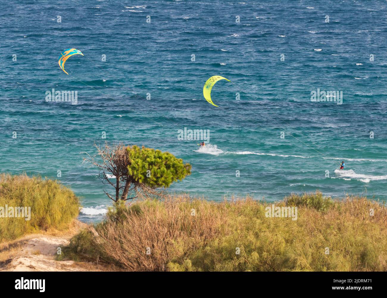 Windsurf alla spiaggia di Valdevaqueros, Punta Paloma, Tarifa, Costa de la Luz, Provincia di Cadice, Andalusia, Spagna meridionale. Foto Stock
