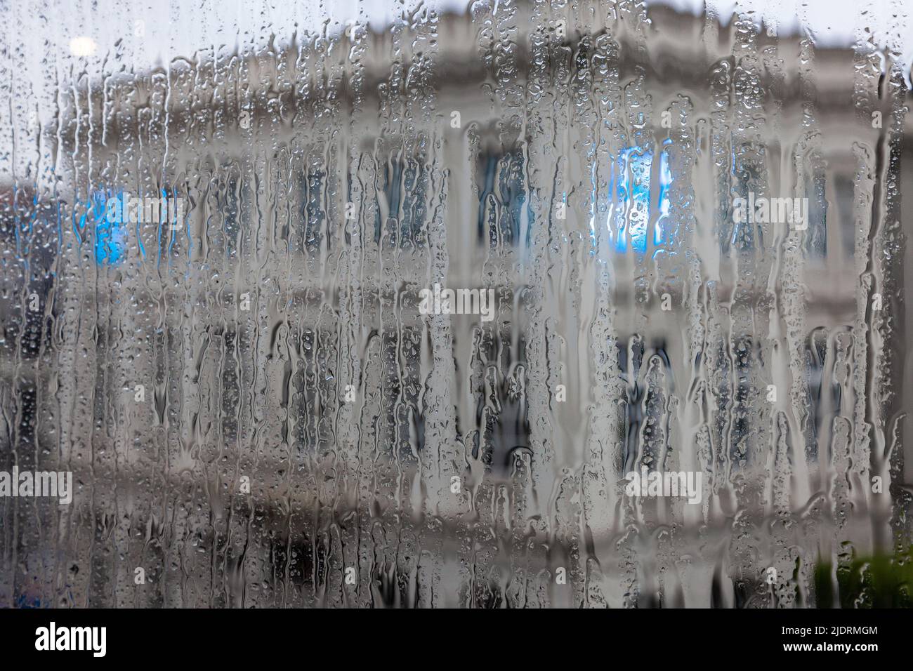 Vista del museo Magritte attraverso una finestra che sgocciola di pioggia. Bruxelles. Foto Stock