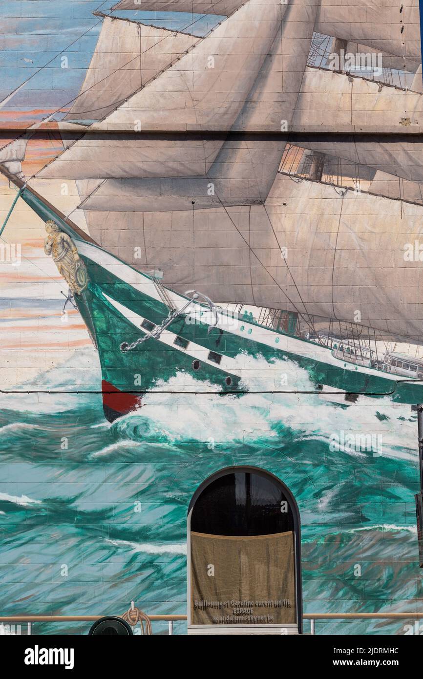 Scena marittima dipinta su un muro, raffigurante una barca a vela in mare mosso. Porta di ingresso. Bruxelles. Foto Stock