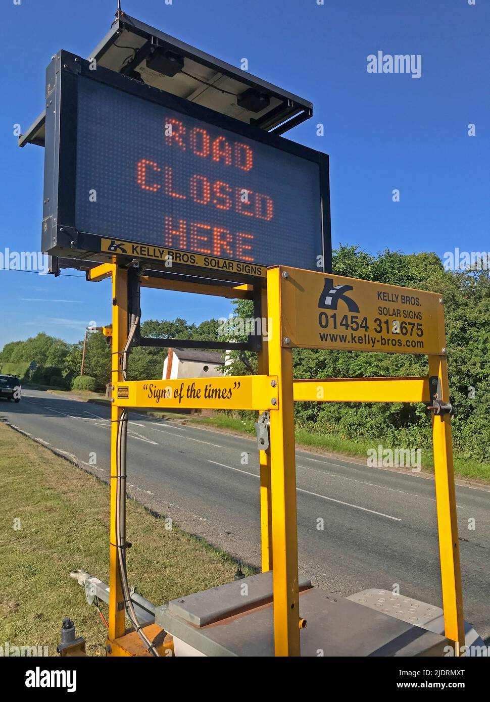Road closed here - Solar Sign sulla A49 strada per Northwich da Warrington, A49, Antrobus, Cheshire, Inghilterra, REGNO UNITO, CW9 6JR Foto Stock