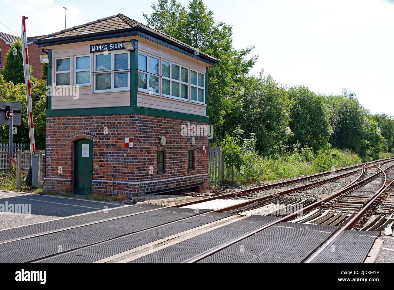 Monaci Siding Signal box a Great Sankey, a ovest di Warrington, verso la centrale elettrica a carbone Fiddlers Ferry, Cheshire, Inghilterra, UK, WA5 1AR Foto Stock