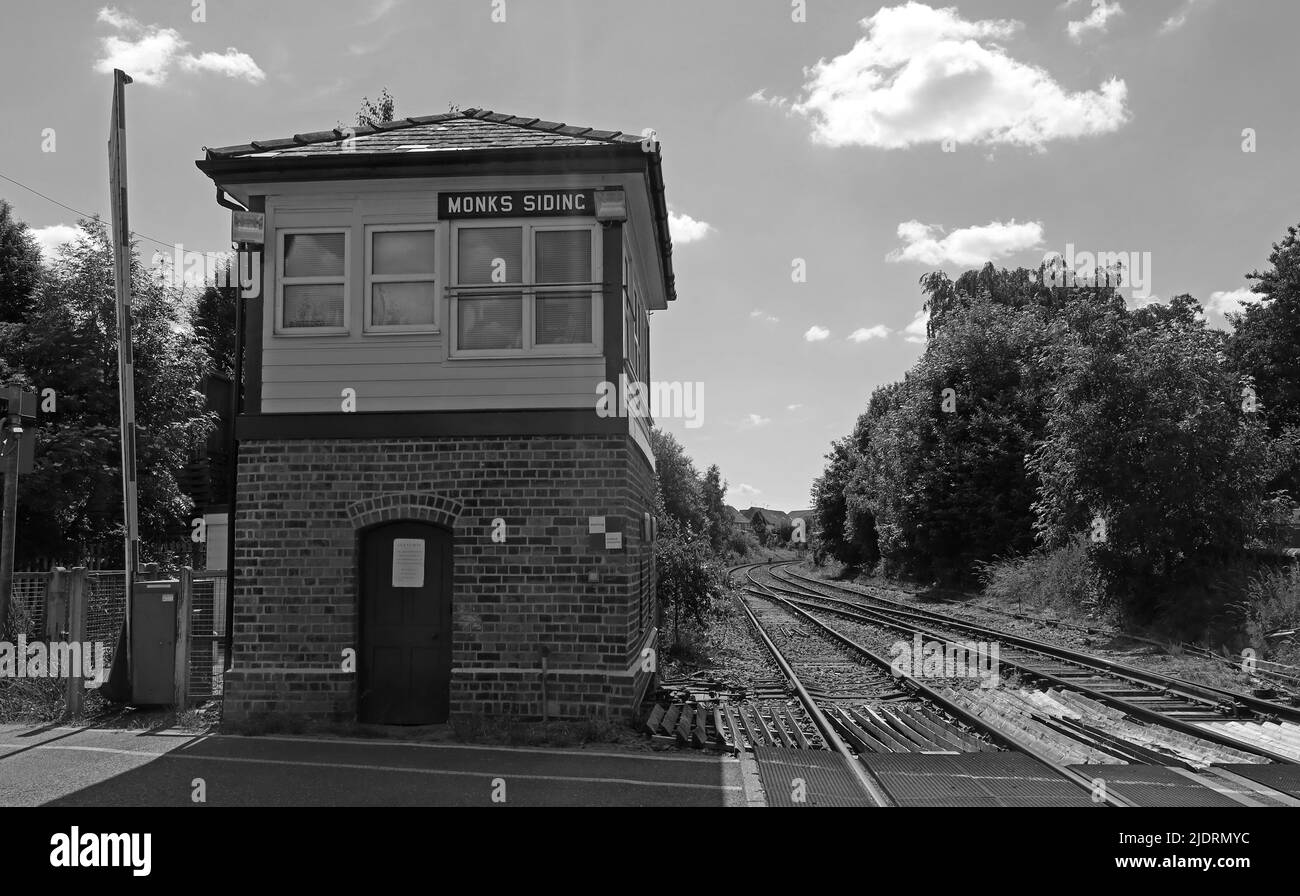 BW - Monks Siding Signal Box a Great Sankey, a ovest di Warrington, verso la centrale elettrica a carbone Fiddlers Ferry, Cheshire, Inghilterra, Regno Unito, WA5 1AR Foto Stock