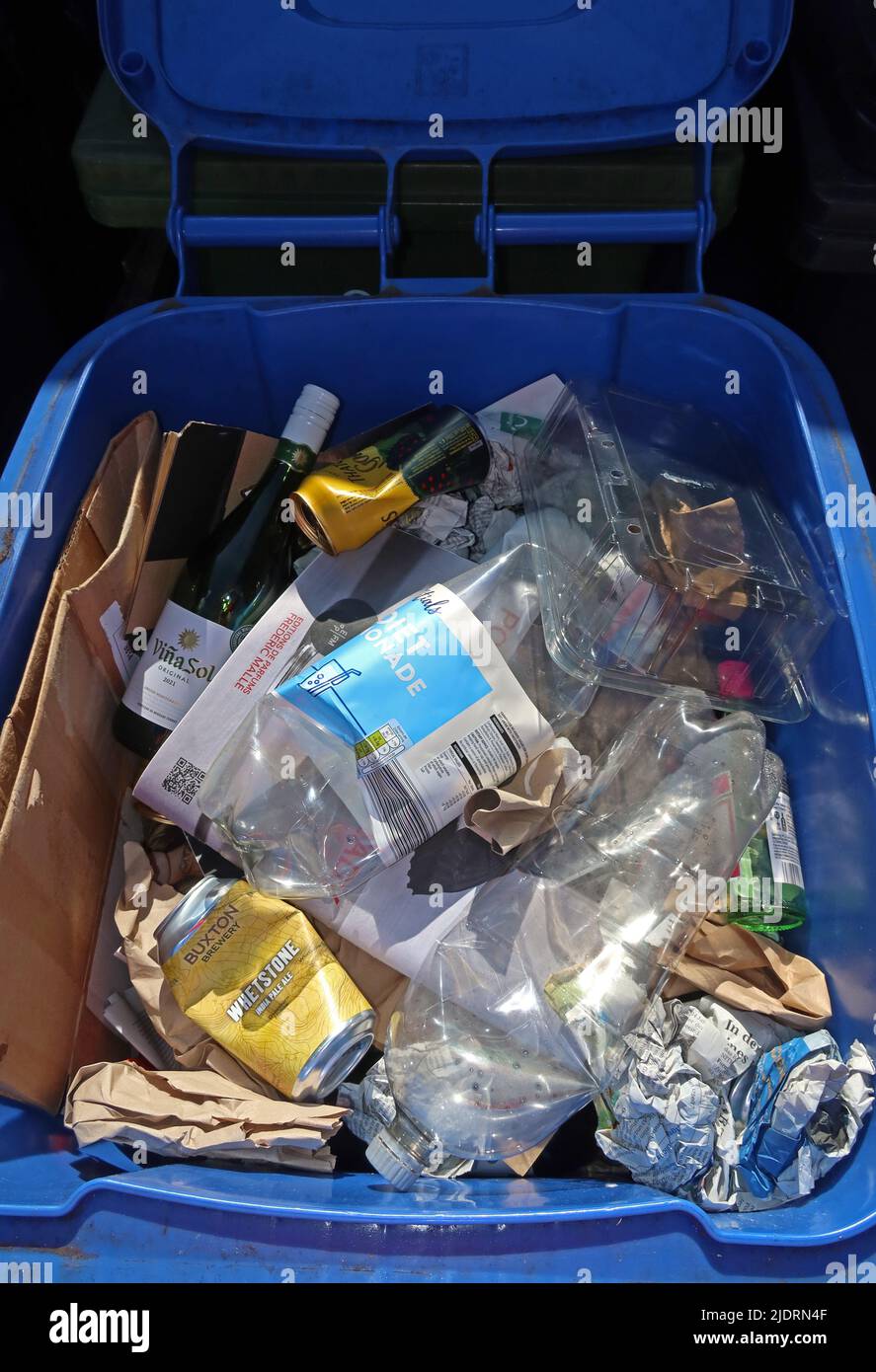 Riciclaggio misto - bidone blu dei materiali da riciclare, Warrington Borough Council, Cheshire, Inghilterra, Regno Unito, WA1 - plastica, vetro, carta, barattoli, acciaio Foto Stock