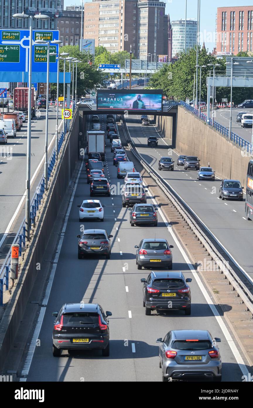 Birmingham, Inghilterra, 23 giugno 2022. Il traffico pesante sulla A38M Aston Expressway di Birmingham giovedì mattina - la città delle Midlands di Birmingham è stata colpita da un'ora di punta molto trafficata mentre il giorno 2 degli scioperi ferroviari ha colpito la Gran Bretagna giovedì 23 giugno. Le riprese aeree del centro della città mostravano ingorghi stradali che entravano in città, mentre i treni della West Midlands Railway erano inutilizzati al deposito ferroviario Soho TMD di Smethwick. Una barca sul canale che viaggiava a 4 km/h stava andando più veloce dei treni parcheggiati nelle vicinanze. L'Unione RMT sta spingendo per un aumento dei salari del 7% su tutti i fronti. PIC by: Stop premere Media / Alamy Live N Foto Stock