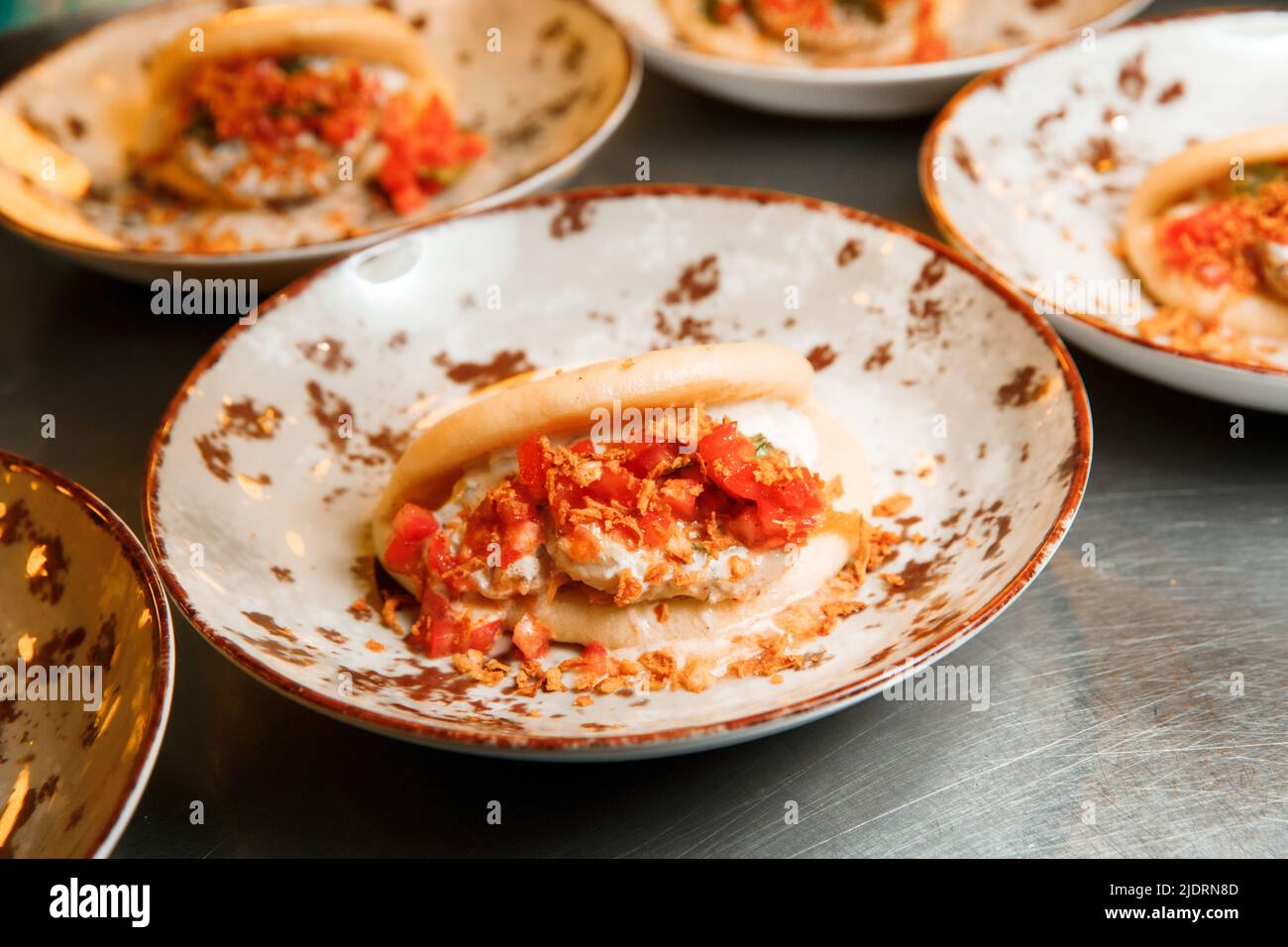 Kebab al vapore con rotan in un panino. Il piatto si trova in una piastra rotonda. Pronto a servire. Foto Stock